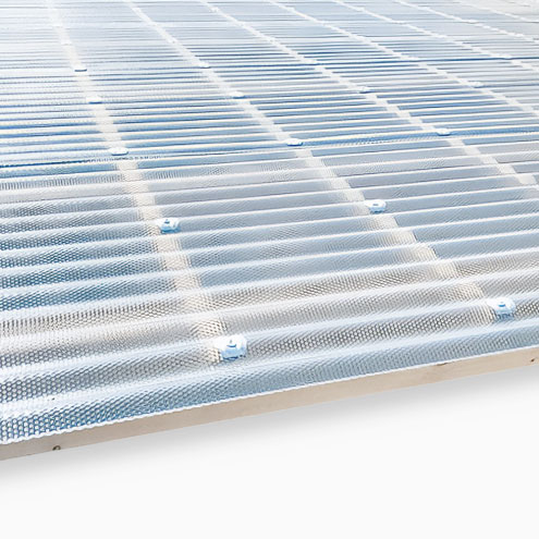 golfplaten met honingraat structuur transparant op dak gemonteerd